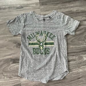 🩵Women’s medium Milwaukee bucks short sleeve